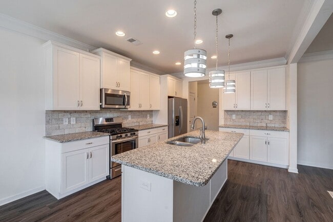 Building Photo - Move-In Ready Bogart Home with Open Layout and Private Fenced Yard