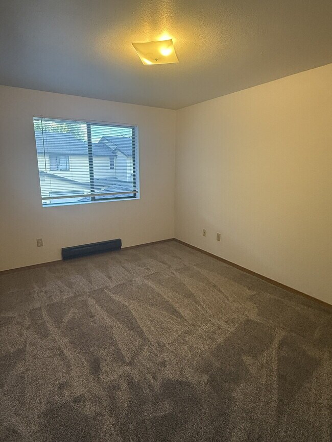 Building Photo - 2 Bedroom, 3 Bathroom Townhome Available for Immediate Move In