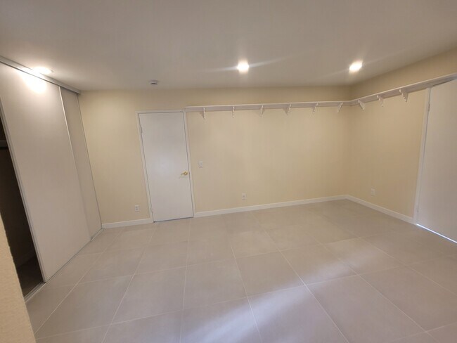 Building Photo - 462 Avenida Adobe