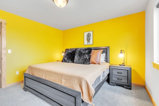 Building Photo - Furnished townhome w/ 2-car garage, backyard & EV charging