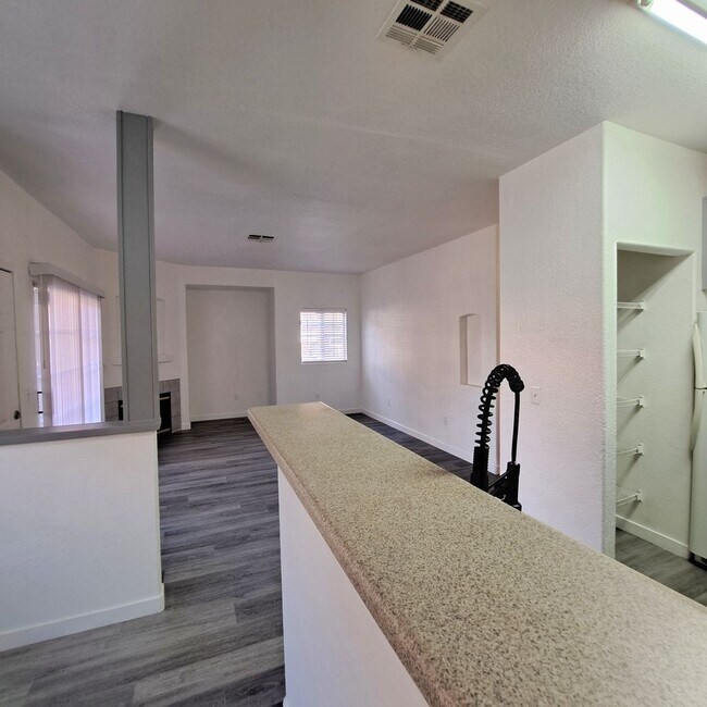 Building Photo - 4730 E Craig Rd