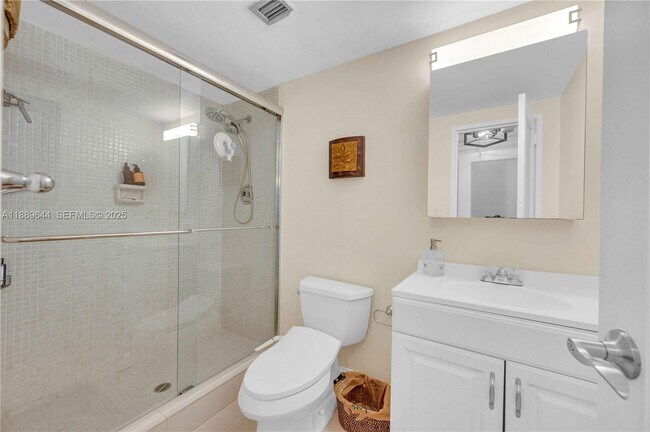 Building Photo - 5001 Collins Ave