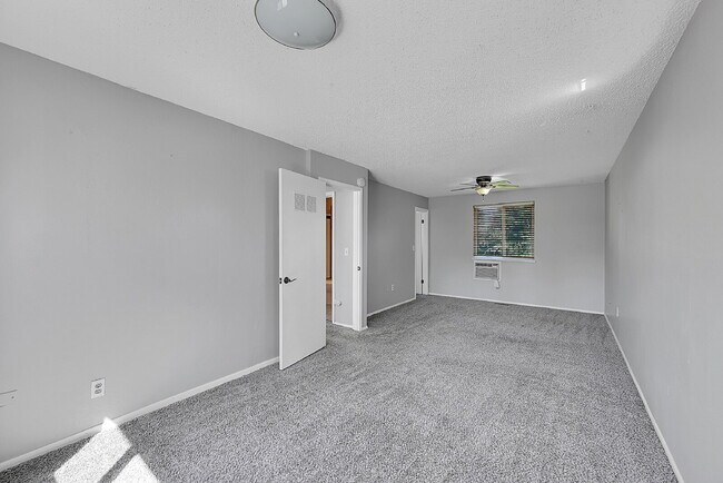 Building Photo - $2,675 - 4 Bed, 2 Bath Home in Aurora with...