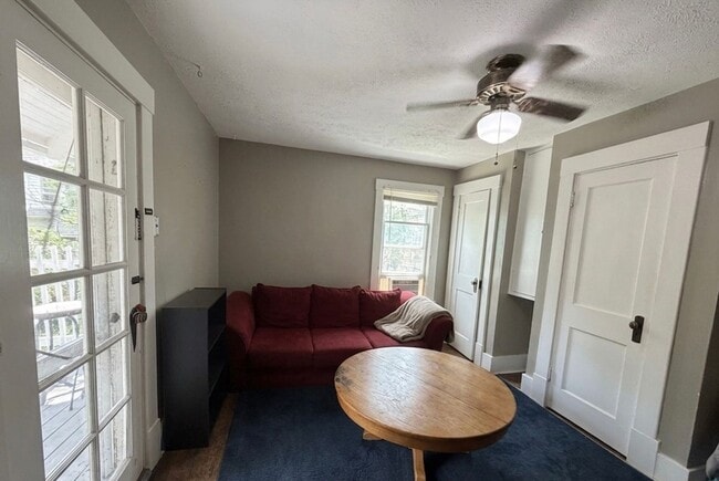 Building Photo - Cozy 1 Bedroom Apartment close to Aggieville!
