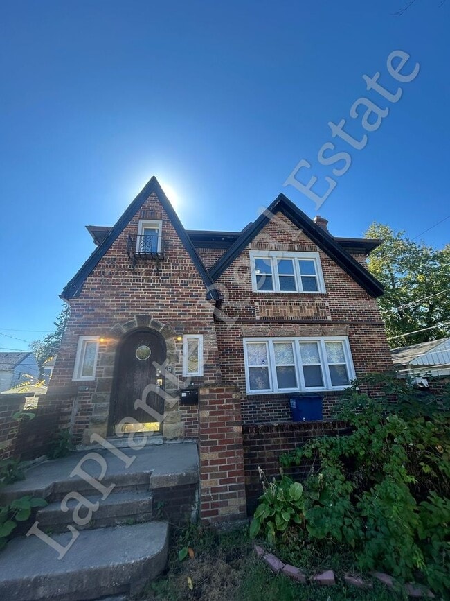 Primary Photo - 2647 Greenway St
