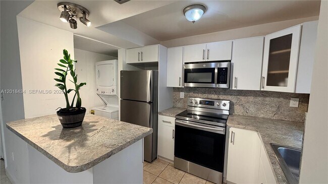Building Photo - 9155 Fontainebleau Blvd