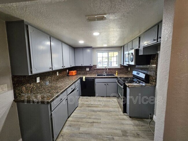 Building Photo - 760 Castle Oaks Dr