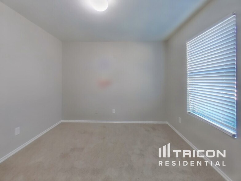 Building Photo - 814 Lightningbug Ln