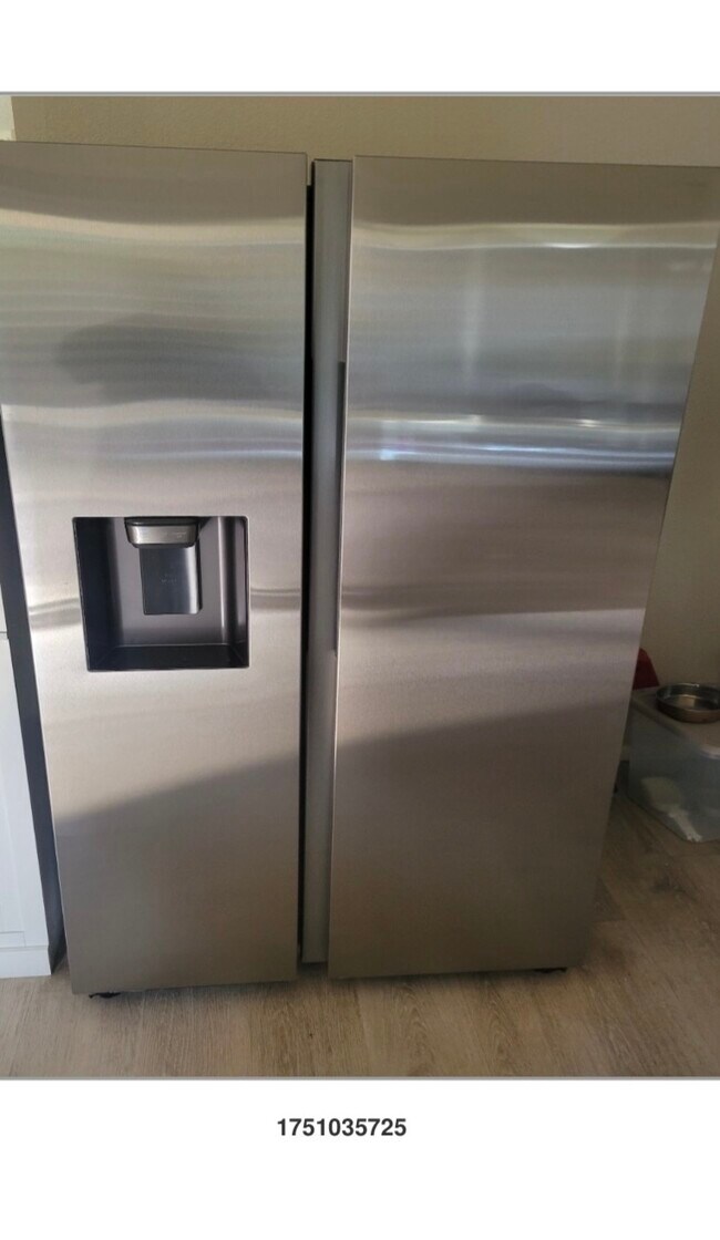 New stainless steel large capacity Samsung refrigerator - 14864 Spinnaker Ln