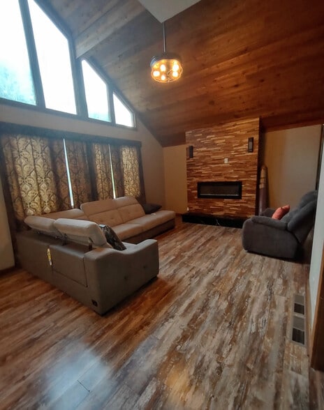 Building Photo - Room in House on New Crossing Trail E