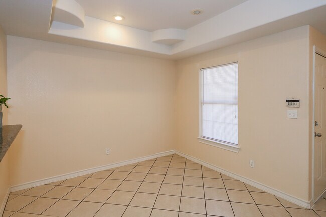Building Photo - 1000 Ranchway Dr