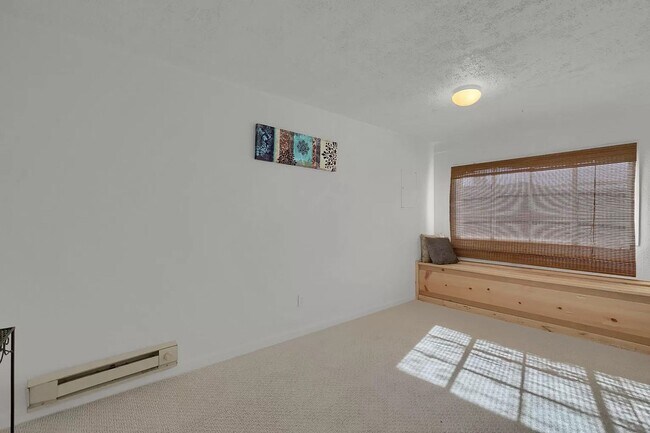 Building Photo - Beautiful 3 Bed Home Perched on a Mountain Side!!