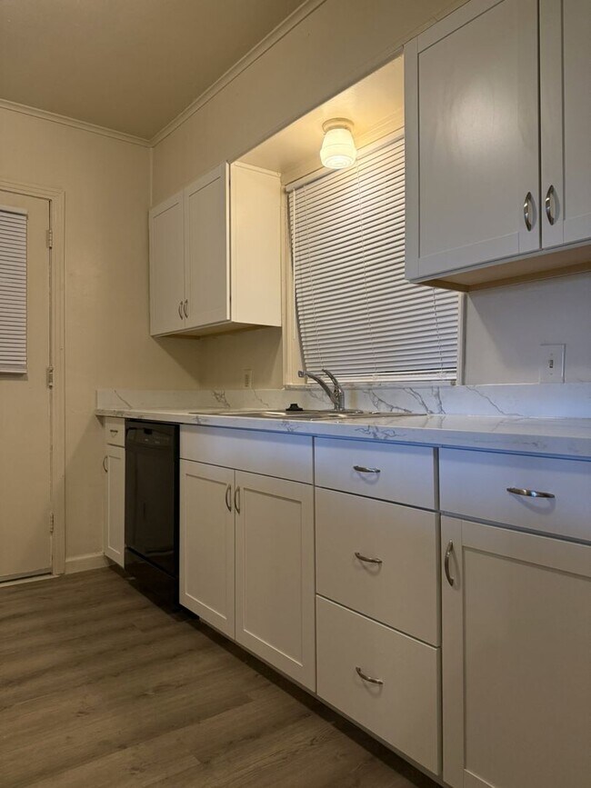 Building Photo - Charming and newly upgraded home. AVAILABL...