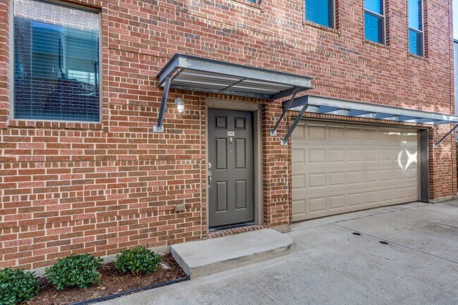 Building Photo - Henderson Ave Townhome with Rooftop Skyline Views