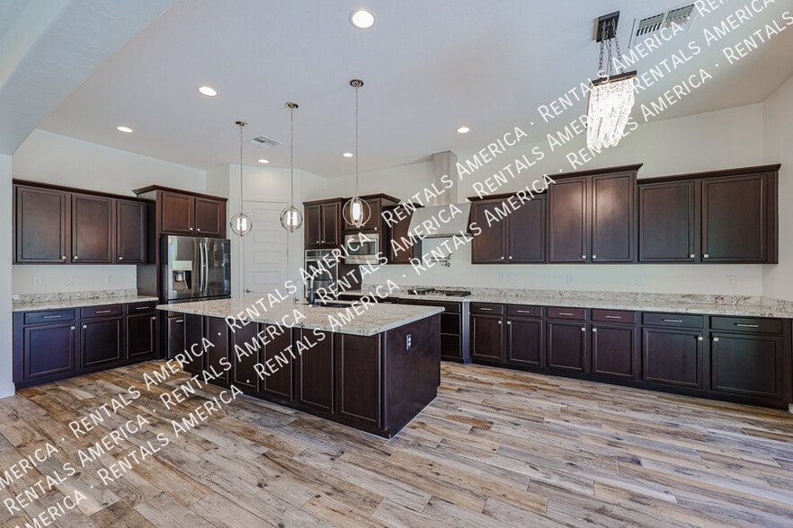 Building Photo - 4121 E Yellowstone Pl