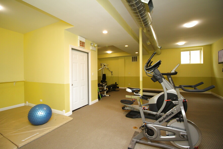 Building Photo - 1470 W Carmen Ave