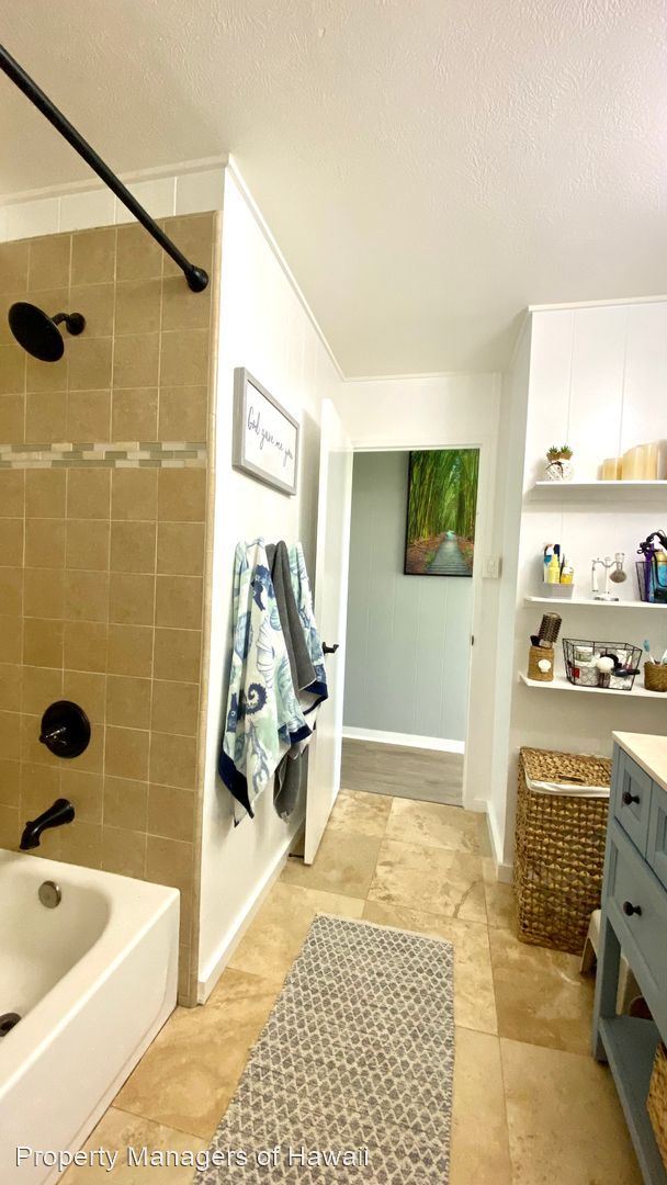 Building Photo - 3 br, 1.5 bath House - 1034 Palolo Place