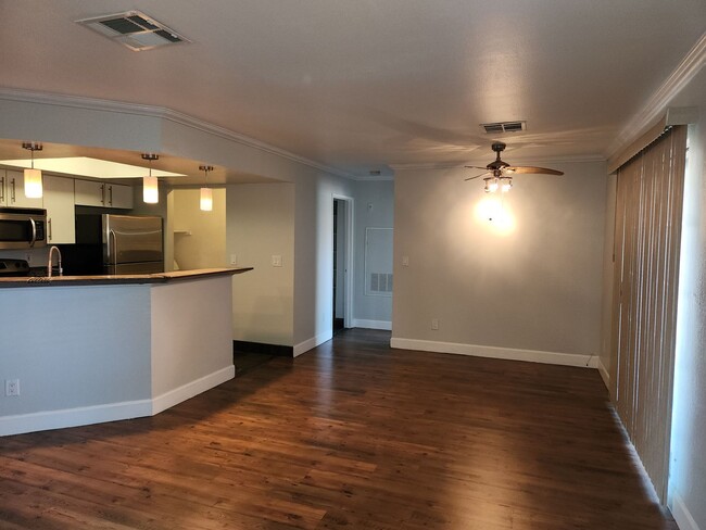 Building Photo - Second floor condo overlooking pool.