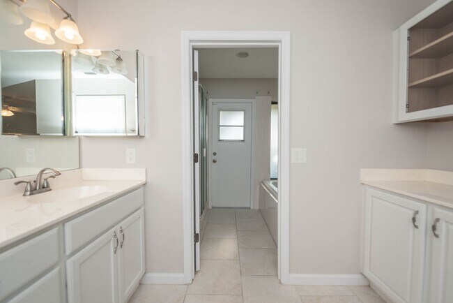 Building Photo - Welcome to this spacious three-bedroom, three-bath home in the heart of Palm Bay