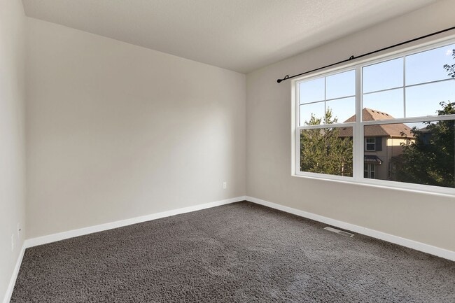 Building Photo - Spacious 4BR/3BA in Beaverton