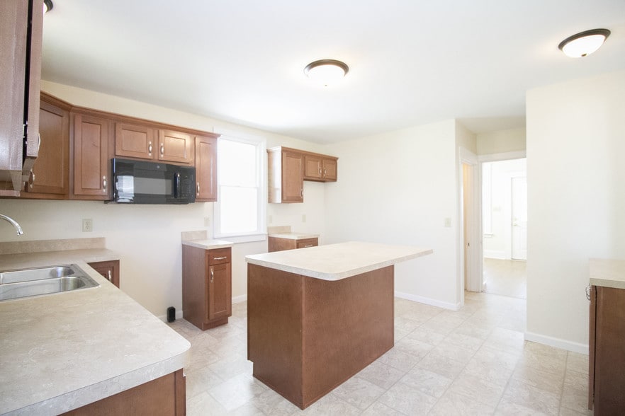 Building Photo - 140 Walnut St