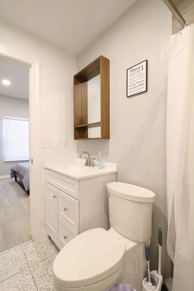 Full Bathroom - 1111 N Stevens St