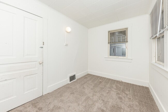 Building Photo - 808 E Ann St