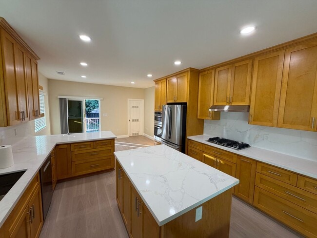 Building Photo - 985 Williams St