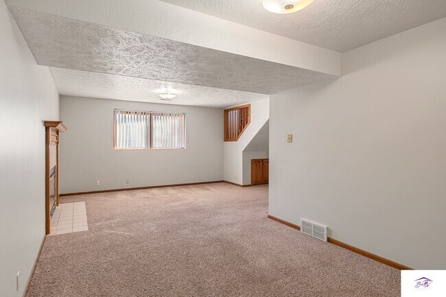 Building Photo - AVAILABLE NOW!