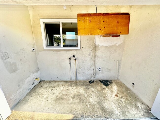 Building Photo - 2/2 With Bonus Room