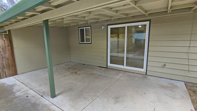 Building Photo - 2 bedroom 1 bath single level duplex