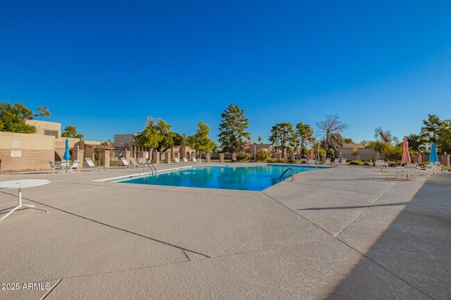 Building Photo - 2128 E Villa Ct