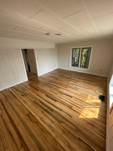 Building Photo - 1138 E Shore Dr