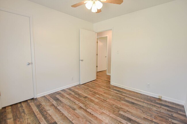 Building Photo - Updated Three Bedroom!