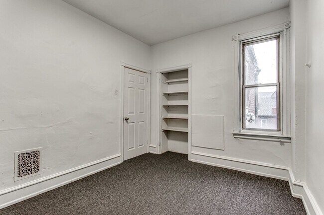 Building Photo - Updated 4 Bed, 2 Bath in Oakland - Close t...