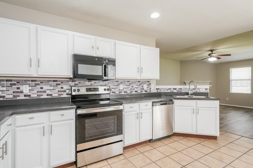 Building Photo - 1625 Grassy View Dr