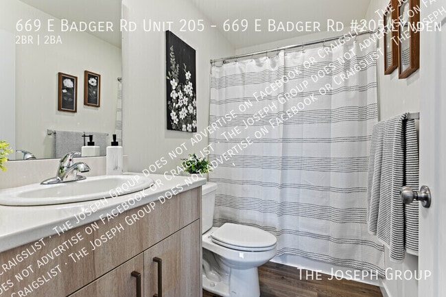Building Photo - 669 E Badger Rd