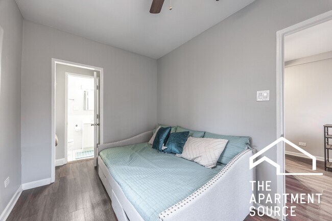 Building Photo - 1140 N La Salle Dr