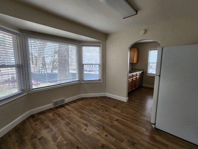 Building Photo - 3Spro2300 (Duplex)