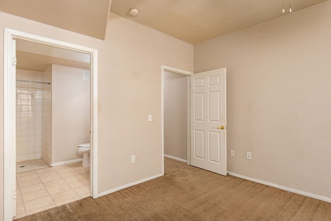 Building Photo - Ground floor one bedroom in luxury gated S...