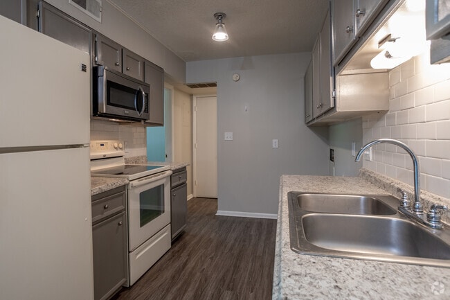 1BR, 1BA - 616SF Classic - Kitchen - Oakridge at Haymount