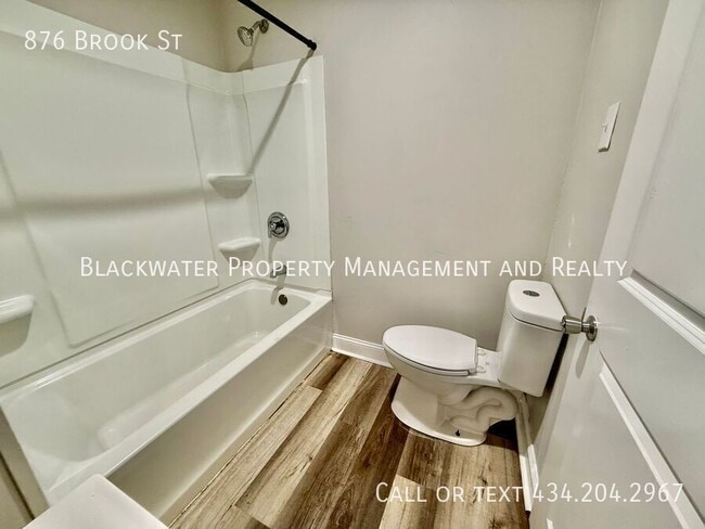 Building Photo - 876 Brook St
