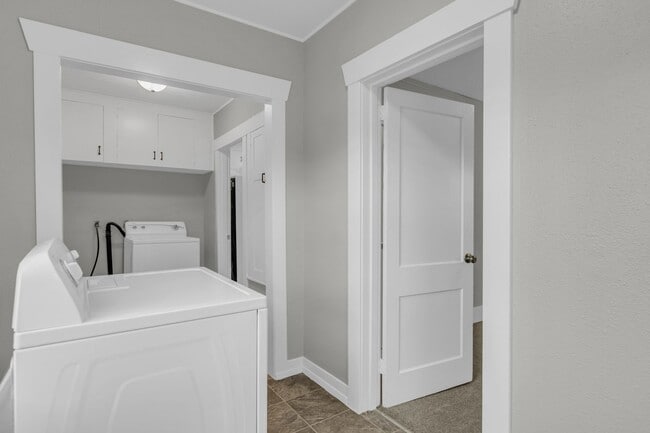 Building Photo - Welcome Home! Charming 3 bedroom Craftsman