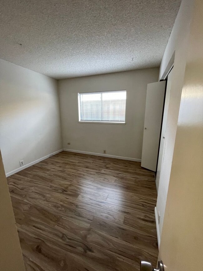 Building Photo - Updated 3 Bedroom Duplex in North Davis