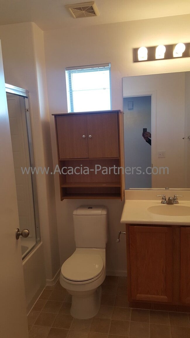 Building Photo - Beautiful Three Bedroom 2 and 1/2 Bath Home