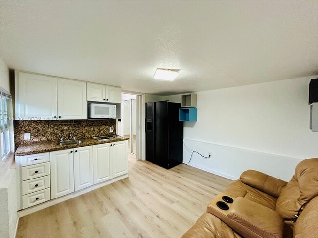 Building Photo - 880 SE 4th Pl