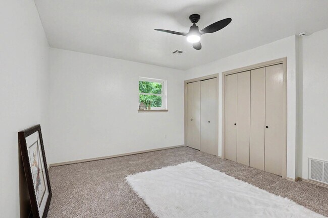 Building Photo - Adorable in Central Edmond