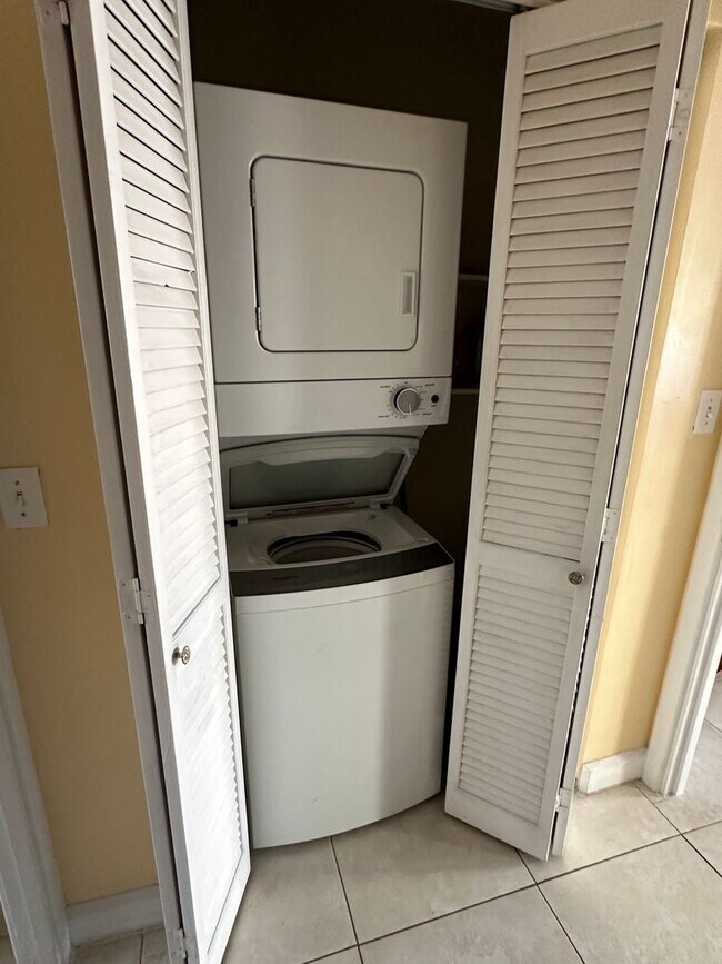 Building Photo - Remodeled boutique 1/1 unit