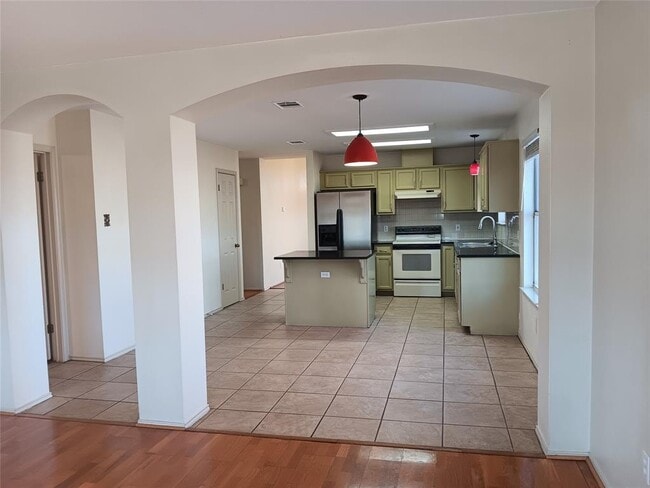 Building Photo - 14645 Montoro Dr