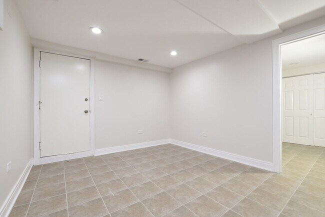 Building Photo - 4248 N Damen Ave